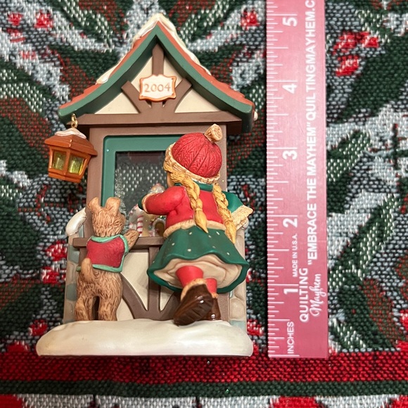 Hallmark Christmas Window 2004. 2nd Collectors Series Club Exclusive - Picture 9 of 10